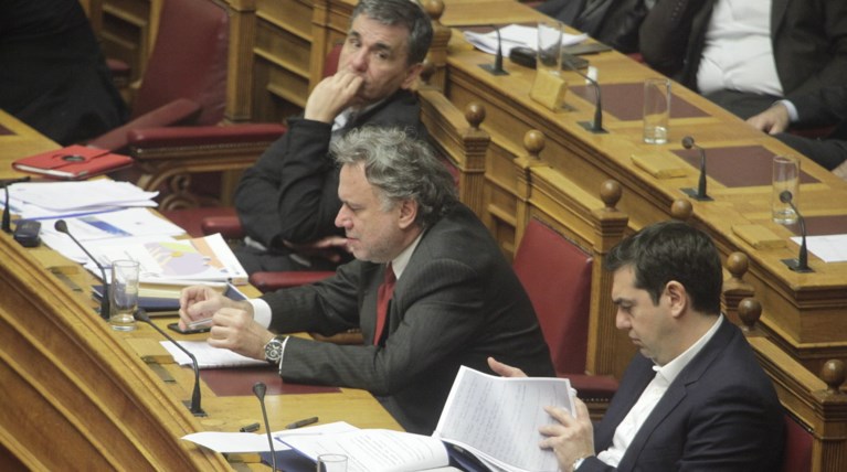 Στην «έρημο» η κυβέρνηση, κόντρα σε κοινωνία & κόμματα