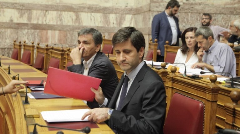 Μακριά από το καμίνι της Βουλής μένει ο Τσακαλώτος,