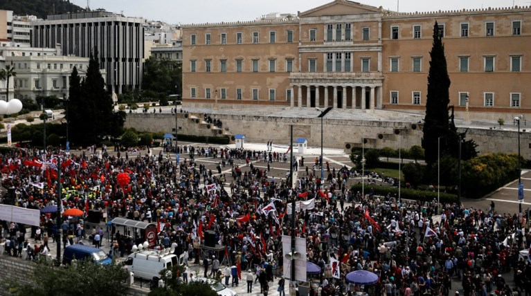 Τεράστιο συλλαλητήριο αυτή την ώρα έξω από τη Βουλή