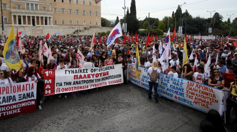 Συλλαλητήριο διαρκείας έξω,σκληρό σφυροκόπημα μέσα