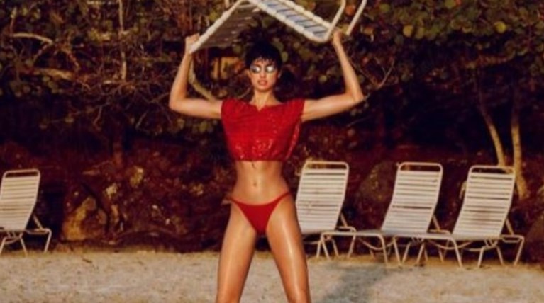 Η...ατελείωτα σέξι Ιρίνα Σάικ με κατακόκκινο μαγιό