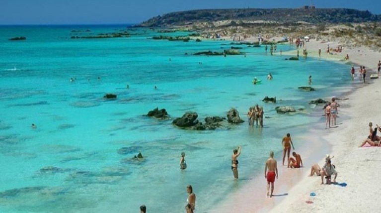 Σκοτώνονται δύο δήμοι στην Κρήτη για τη διάσημη «ροζ παραλία»