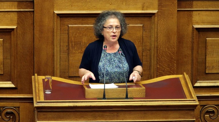 Το Twitter τρολάρει τη Θεοπεφτάτου για τους φόρους σε ποτά, καφέ & τσιγάρο