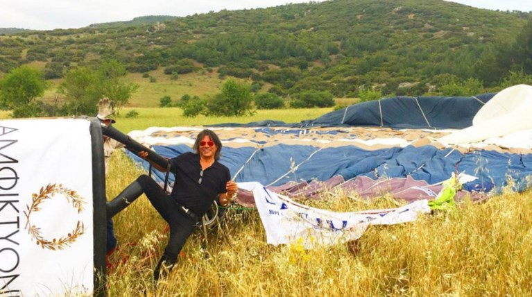 Ο Ψινάκης «γκρεμίστηκε» με το αερόστατο σε βουνό (vd)