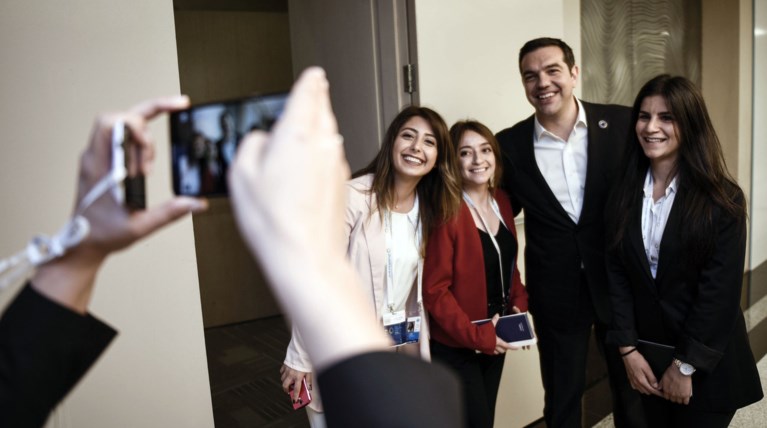 Ο φωτογενής Τσίπρας φωτογραφίζεται με τις υπαλλήλους του Ερντογάν -φωτό-