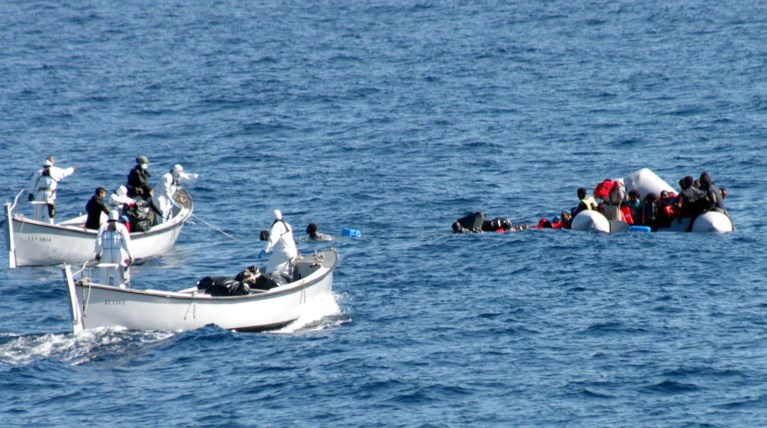 Φόβοι για δεκάδες νεκρούς πρόσφυγες στα ανοικτά της Λιβύης