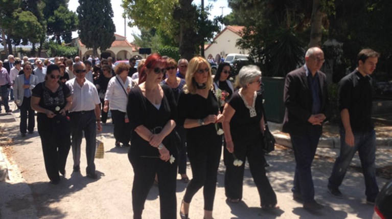 Ατελείωτα «γιατί» στην κηδεία της άτυχης Αγραφιώτου