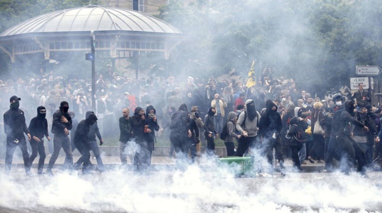 Σκηνικό πολέμου: Ποιοί είναι οι casseurs που κάνουν γυαλιά-καρφιά το Παρίσι