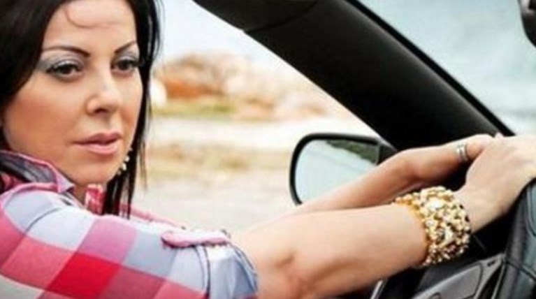 Τράκαρε με λεωφορείο η Άντζελα Δημητρίου (Εικόνα)