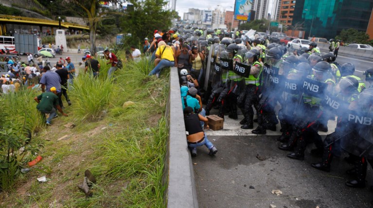 Δακρυγόνα σε διαδήλωση κατά του Μαδούρο στη Βενεζουέλα