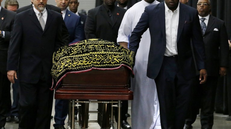 «Μουτρωμένος» φεύγει από την κηδεία του Μοχάμεντ Αλι ο Ερντογάν