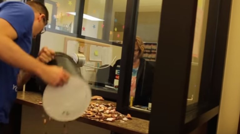 Πλήρωσε πρόστιμο με 22.000 κέρματα-video