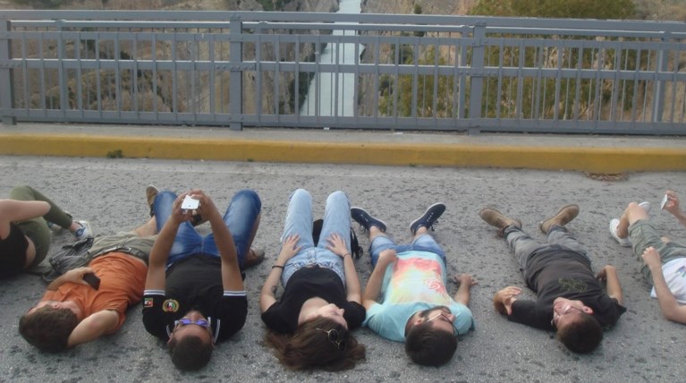 Ξαπλωμένοι φοιτητές αρχιτεκτονικών σχολών «έκλεισαν» τον Ισθμό της Κορίνθου