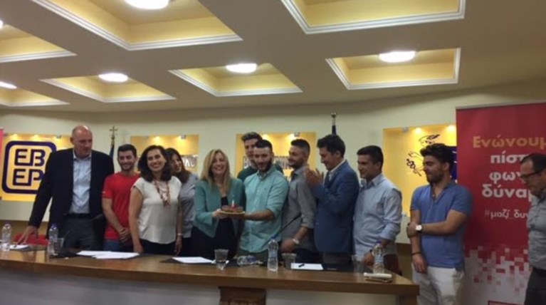 «Εισβολή» με τούρτα για τη Φώφη στην Κομοτηνή