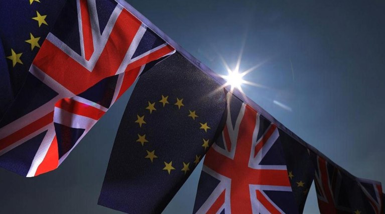 Κλείνει η ψαλίδα του Brexit, τι δείχνουν γκάλοπ και στοιχήματα
