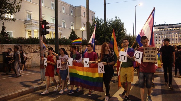 Συγκέντρωση ΛΟΑΤΚΙ στο Σύνταγμα για τα θύματα του Ορλάντο