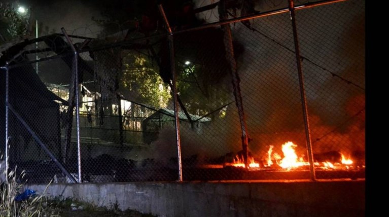 Μετανάστες έβαλαν φωτιά σε κοντέινερ στη Μόρια