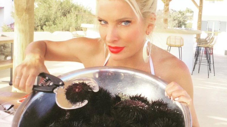 Η Ελένη Μενεγάκη δίνει ρέστα...καλοζωίας στην Νάξο! φωτό