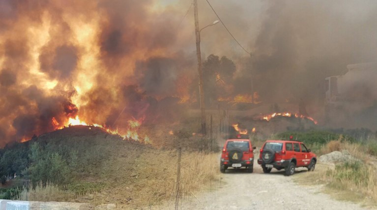 Ολονύχτια μάχη στη Ρόδο για να μην αναζωπυρωθεί η φωτιά