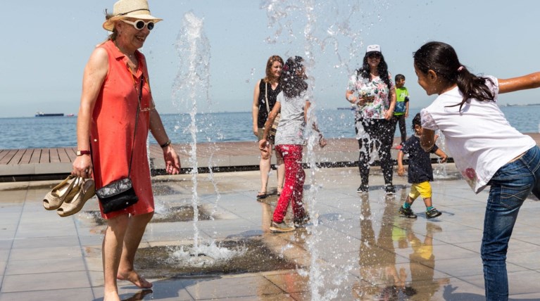 Σε κλοιό καύσωνα η χώρα με θερμοκρασίες κοντά στους 40 βαθμούς