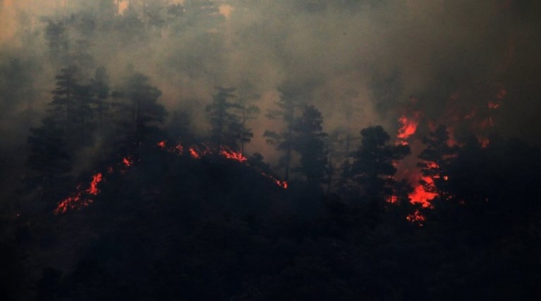 Ανεξέλεγκτη η φωτιά στην Κύπρο, εκκενώνονται χωριά