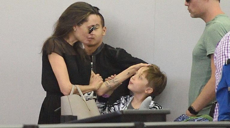 Η σπάνια τρυφερή στιγμή της Τζολί με τον 7χρονο γιο της [Εικόνες]