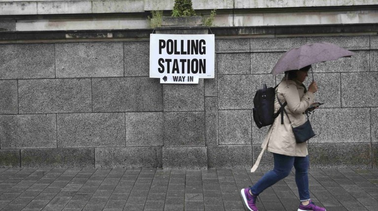 Θεωρίες συνωμοσίας: H MI6 σβήνει τη ψήφο μας