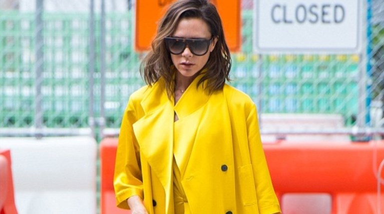 Επιτέλους λίγο χρώμα: Η Βικτόρια Μπέκαμ με total yellow look στο Μανχάταν