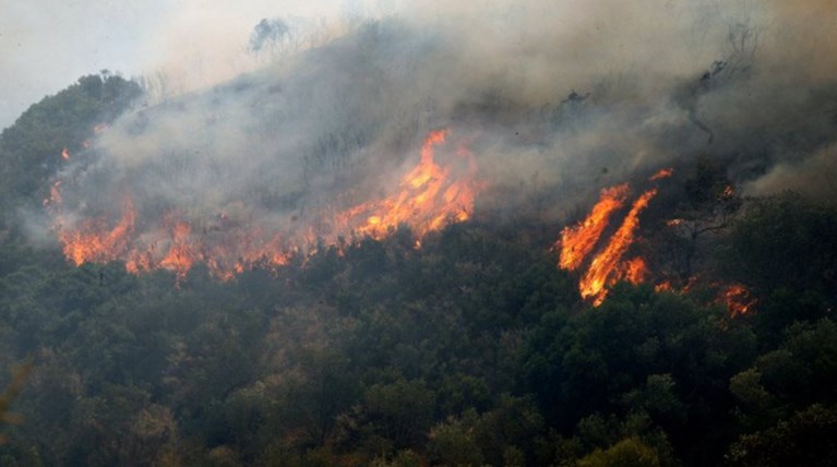 Μαίνεται σε δύο μέτωπα η φωτιά στα Δερβενοχώρια