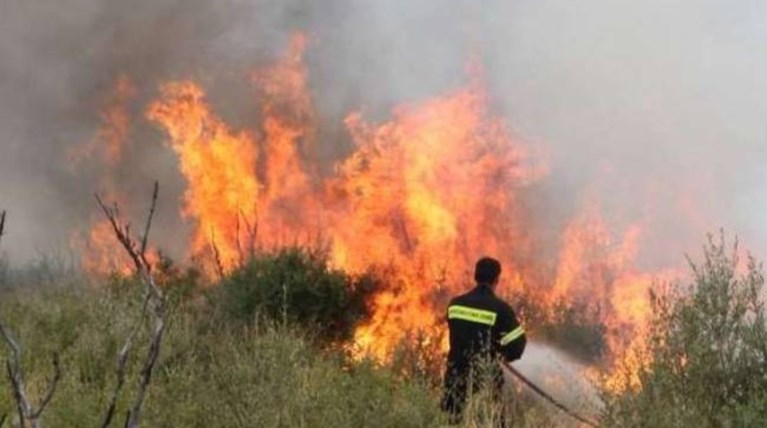 Σε εξέλιξη πυρκαγιά στο Σχηματάρι δίπλα στην Εθνική Οδό