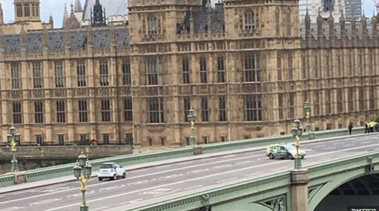 Συναγερμός στο Λονδίνο από ύποπτο όχημα κόντα στη Βουλή
