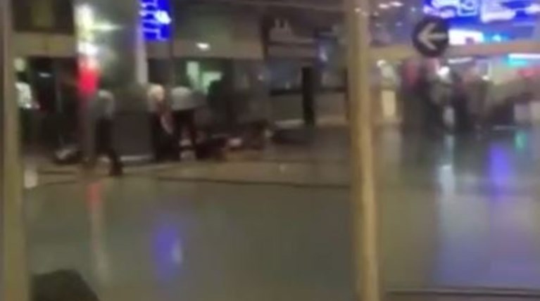 Χάος και αίμα στο αεροδρόμιο της Κωνσταντινούπολης