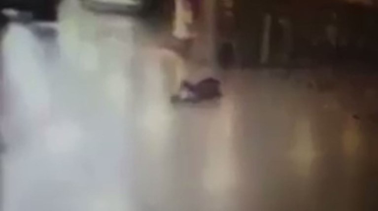 Ο τραυματισμένος τρομοκράτης πυροδοτεί τα εκρηκτικά