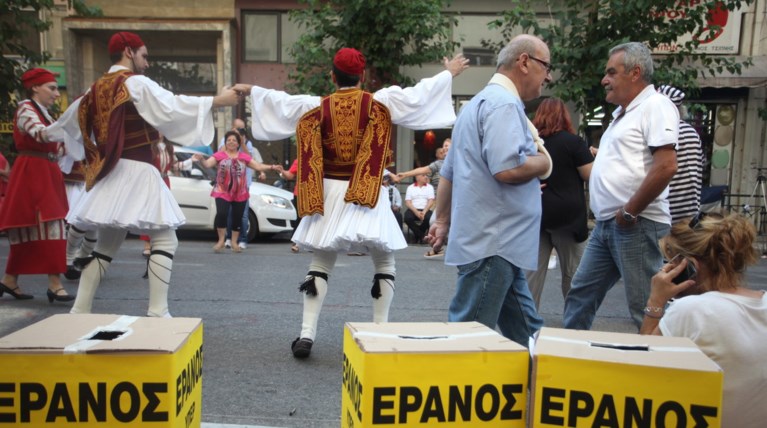 Διαμαρτυρία υγειονομικών με ...κλαρίνα και τσαρούχια