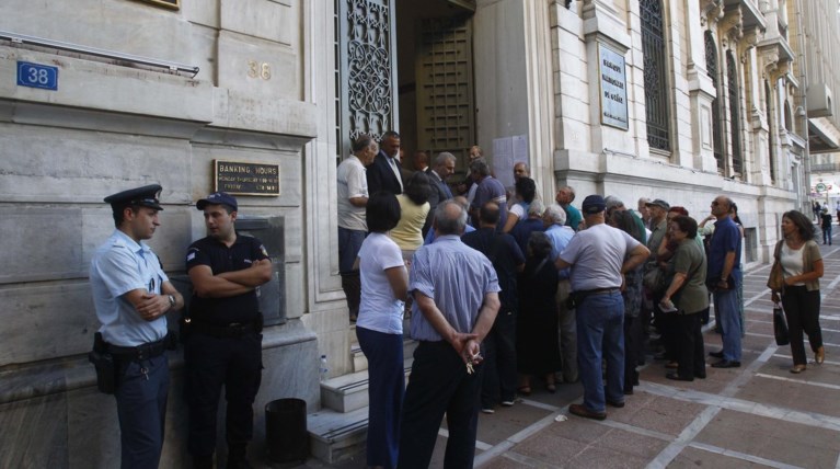 Handelsblatt: Αδύνατον να αρθούν γρήγορα τα capital controls