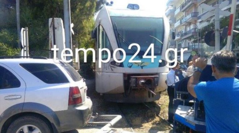 Πάρκαρε πάνω στις γραμμές, ακινητοποιήθηκε το τρένο!