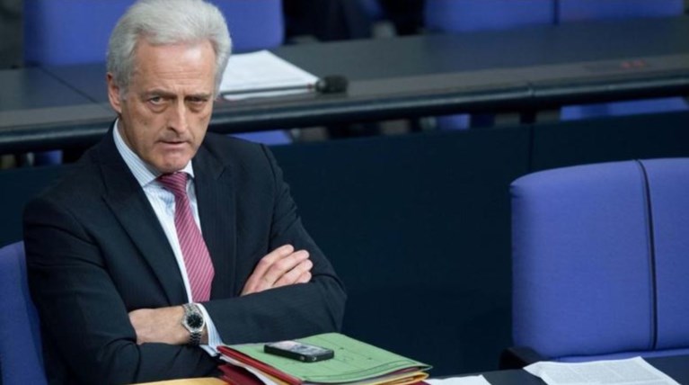 DW: Ο προβληματικός Ραμσάουερ με το «Filthy Greek»