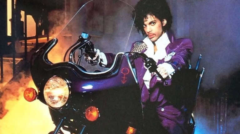Αστρονομικό ποσό για το πουκάμισο του Prince στο Purple Rain