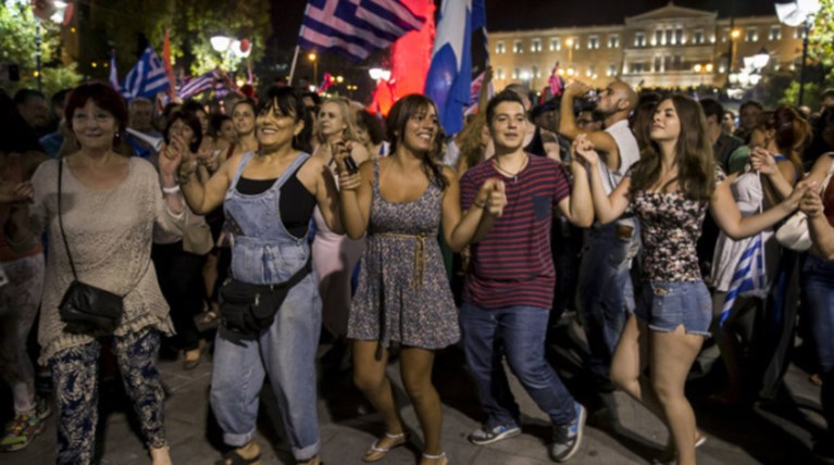 Ο ΣΥΡΙΖΑ πανηγυρίζει για το "όχι" που έγινε "ναι"
