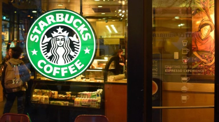 Η Μαρινόπουλος διαψεύδει ότι πουλάει τα Starbucks