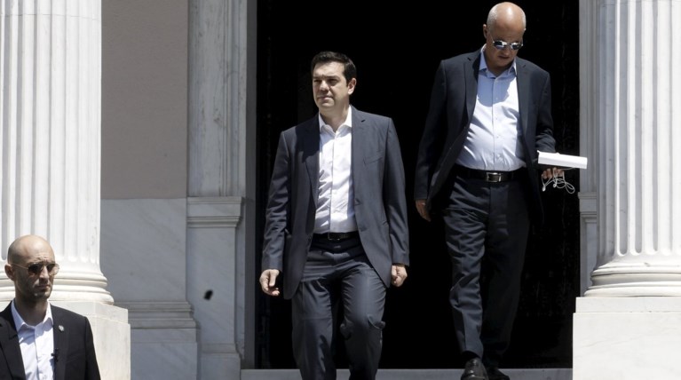 Ο «καυτός» Ιούλιος του Τσίπρα: η ατζέντα και τα αγκάθια