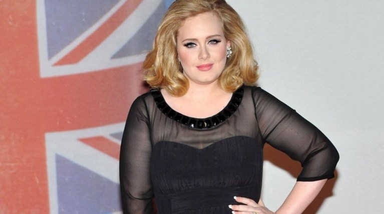 Η Αντέλ μόλις είπε «Hello» σε ακόμα ένα ρεκόρ - ποιοι «έφαγαν τη σκόνη» της