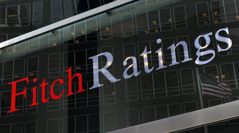 Fitch: Σταδιακή χαλάρωση των capital controls από τέλη του 2016 αν...