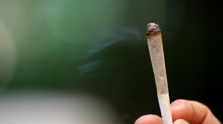 Γιατί δεν πρέπει να ανακατεύετε καπνό με κάναβη-Τι λέει νέα έρευνα