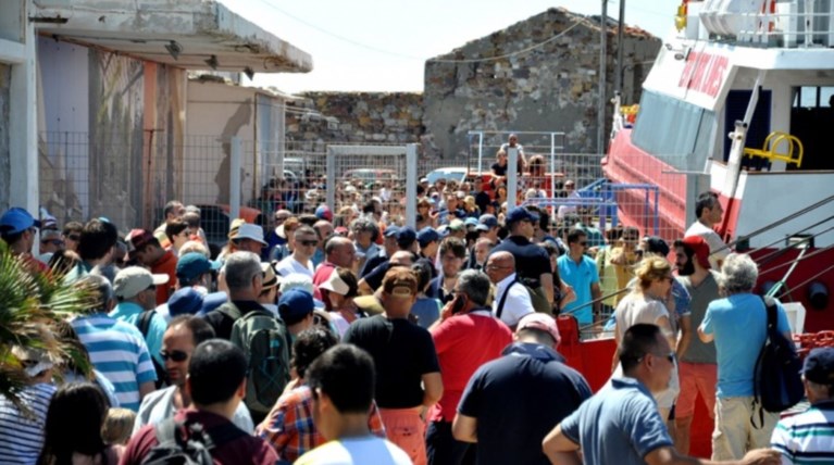 Χίος: Εικόνες ντροπής & Οδύσσεια για τούρκους τουρίστες