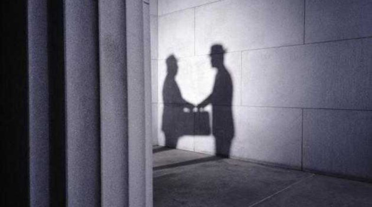 Ελληνες εφοριακοί πήραν μίζα από αμερικανική εταιρία