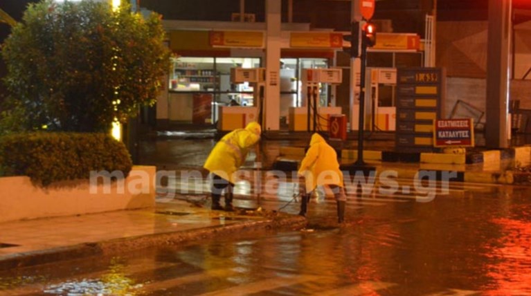 Μπουρίνι «έπνιξε» τη νύχτα τον Βόλο