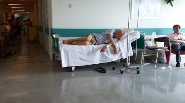 Εικόνες-ντροπής στο «Αττικόν»: 140 ράντζα στους διαδρόμους