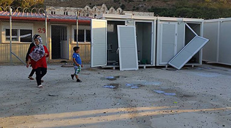 Λέρος: Mετανάστες επιτέθηκαν με τσεκούρια σε αστυνομικούς