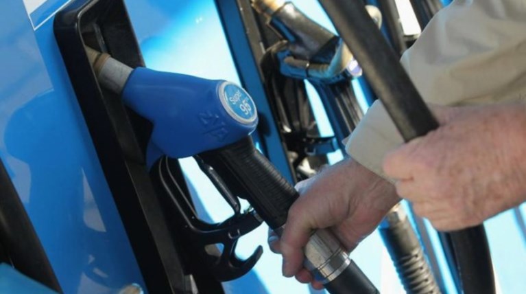 «Εκλεψαν» πρώην υπουργό σε πρατήριο καυσίμων